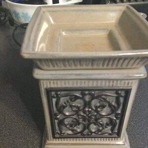 Scentsy warmer in great condition works just have to many